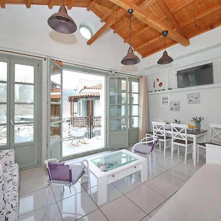 Port View * Città di Skopelos