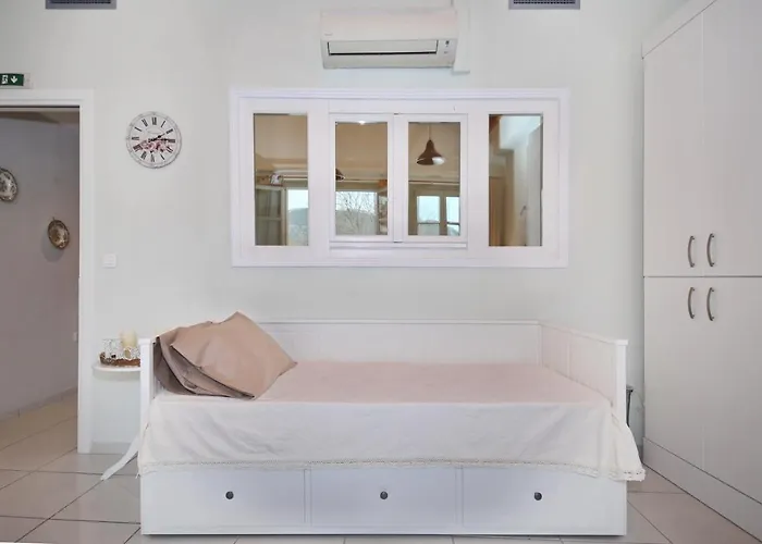 Port View Скопелос