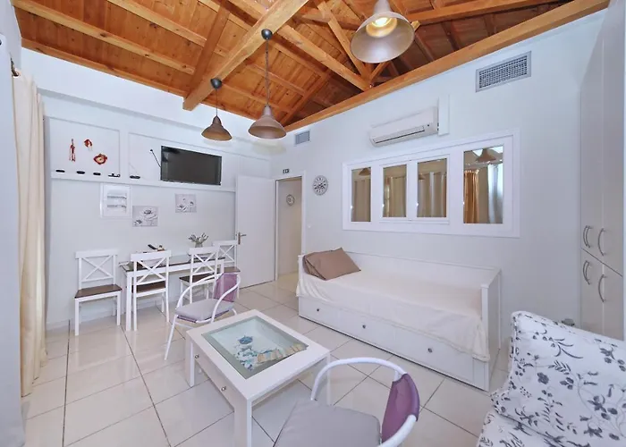 Port View Скопелос